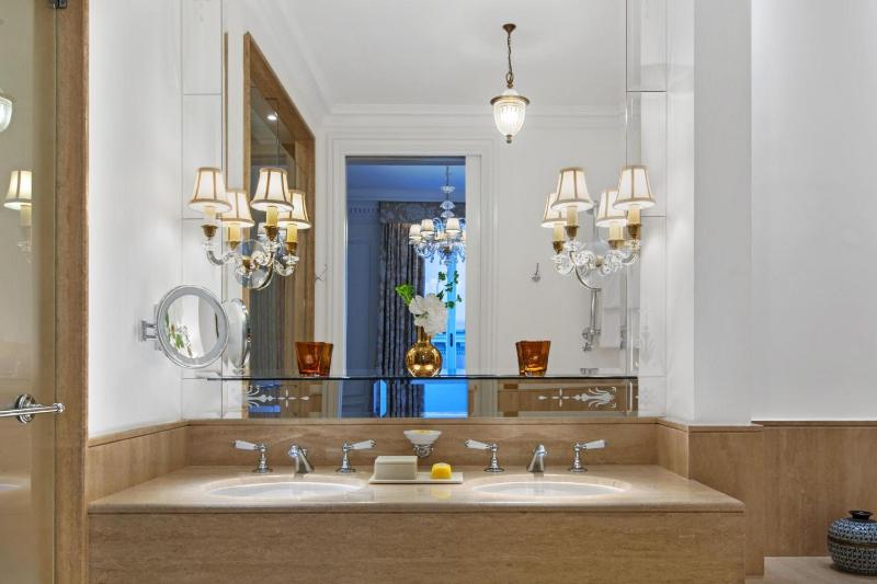 St. Regis Suite, Junior Suite, 1 King image 3