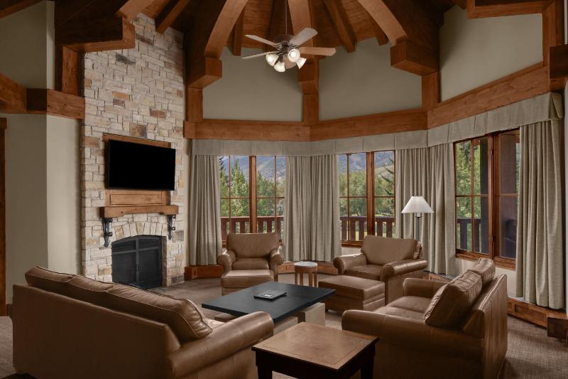 Grand Luxury, 1 Bedroom Suite, 1 King, Sofa bed, Fireplace image 1