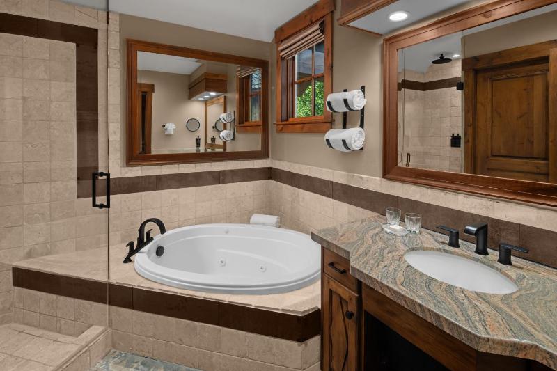 Deluxe Cottage image 2