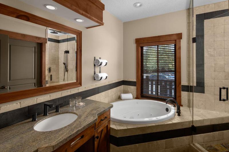 Governors, 2 Bedroom Suite, Mountain or Golf view, Fireplace image 3