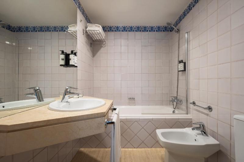 Double or Twin Room with Extra Bed image 3