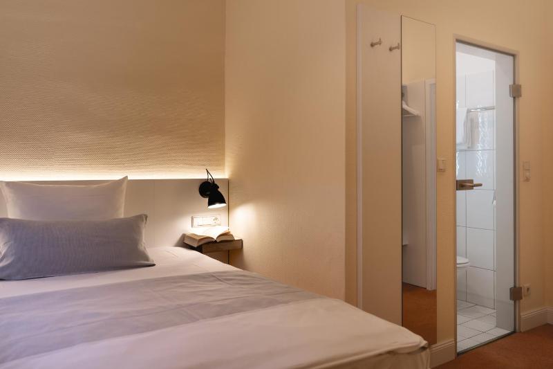 Standard Single Room with Courtyard View image 1