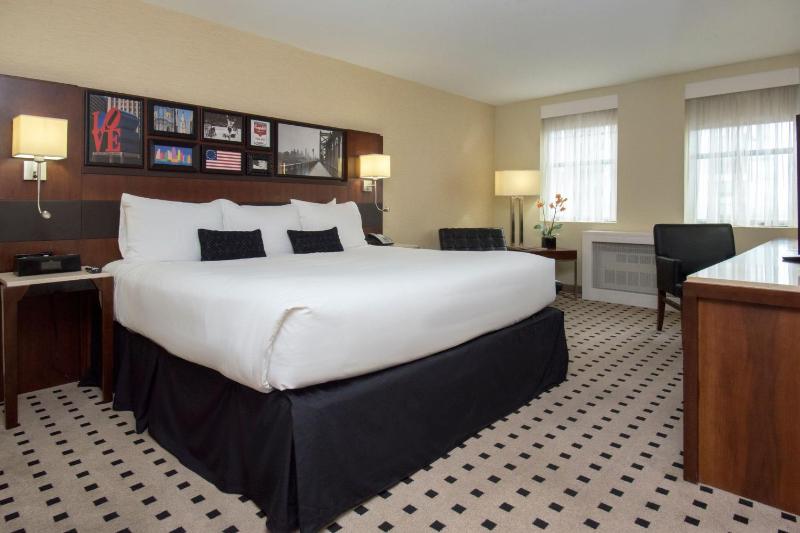 Standard King Room image 3