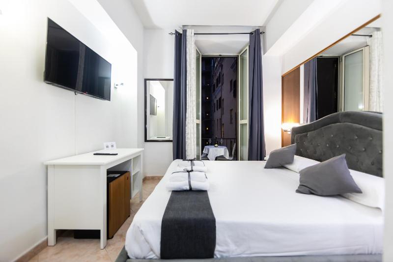 Double Room with Balcony image 2