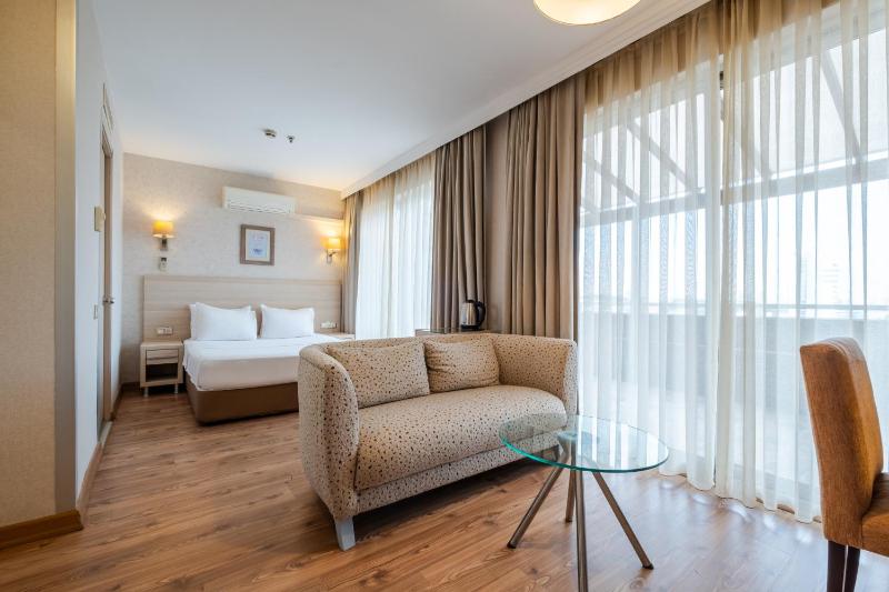 Executive King Room image 4