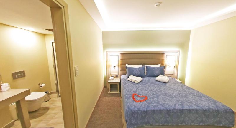 Deluxe Double Room image 3