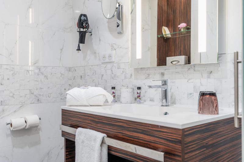 Triple Room with City View image 3