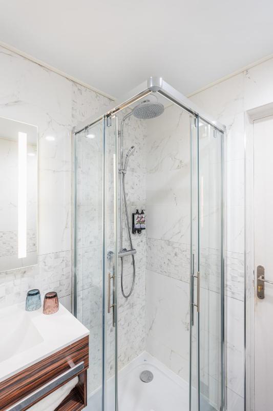 Twin Room with City View image 4