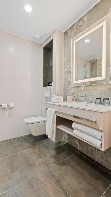 Twin Room with City View image 3