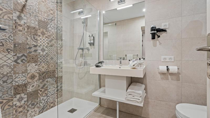 Twin Room with City View image 2