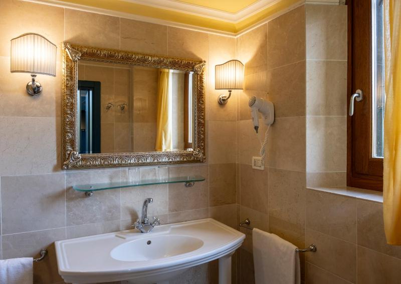 Deluxe Double or Twin Room image 4