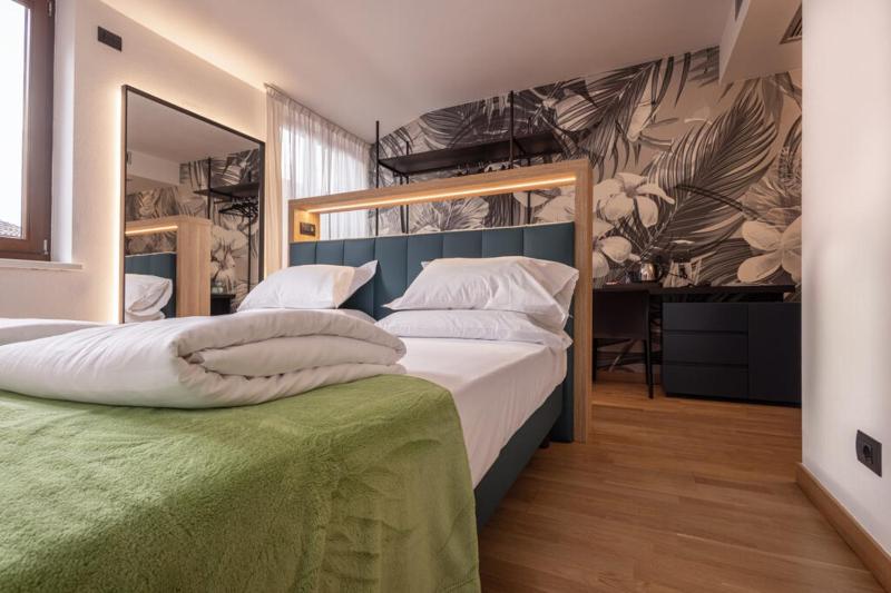 Double Room with Balcony image 3