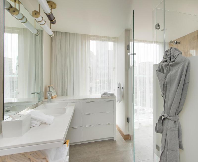 Deluxe King Room with Water View image 3
