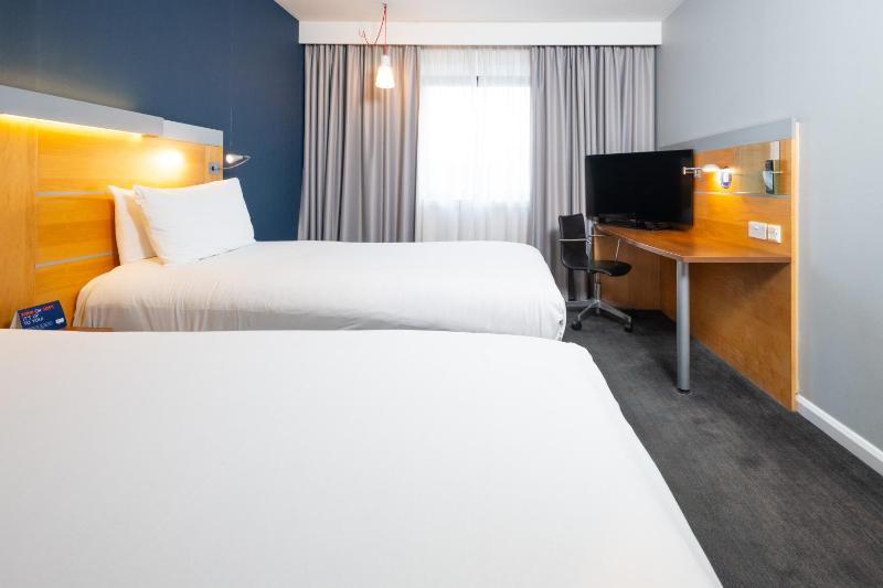 Standard Twin Room with Free Hot Breakfast image 3