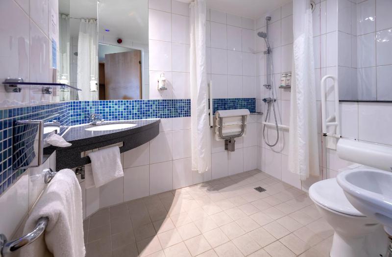 Double Room with Free Hot Breakfast - Accessible image 2