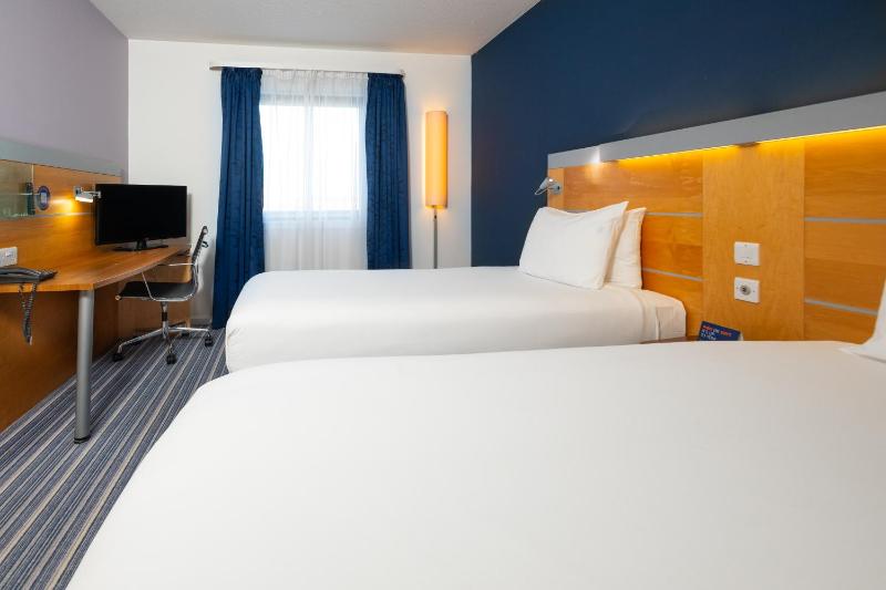 Standard Twin Room with Free Hot Breakfast image 4