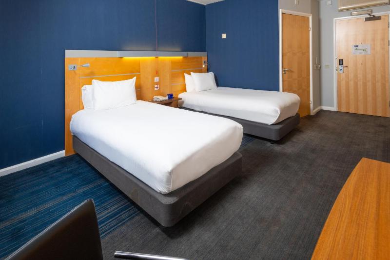 Standard Twin Room with Free Hot Breakfast - Accessible image 4