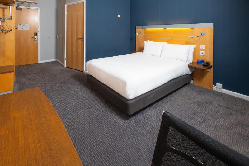 Double Room with Free Hot Breakfast - Accessible image 3