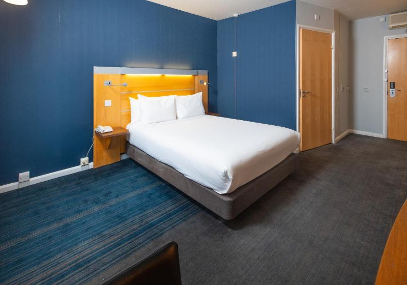 Double Room with Free Hot Breakfast - Accessible image 4