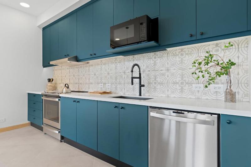 Sophisticated Modern Home with Ocean Views Gorgeous Master Suites & Private Jacuzzi - image 4