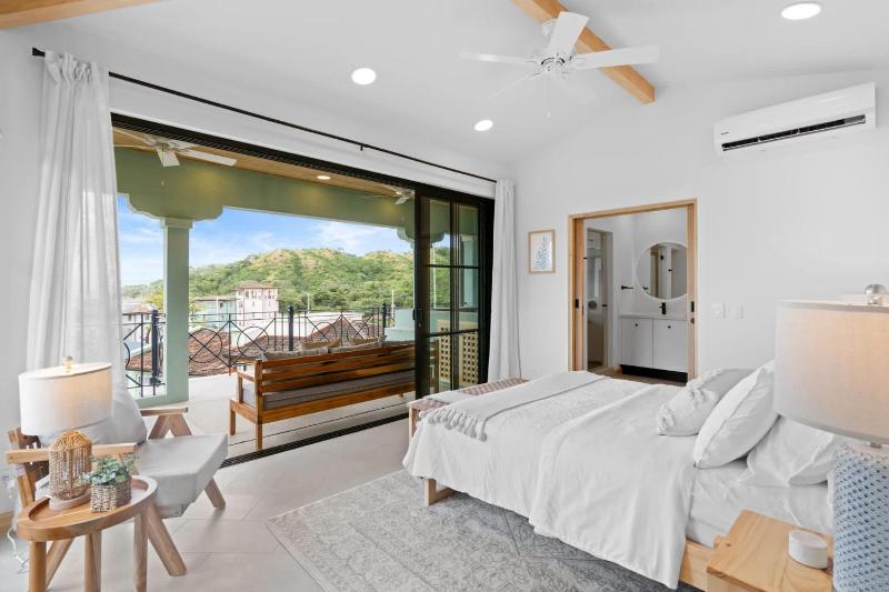 Sophisticated Modern Home with Ocean Views Gorgeous Master Suites & Private Jacuzzi - image 8