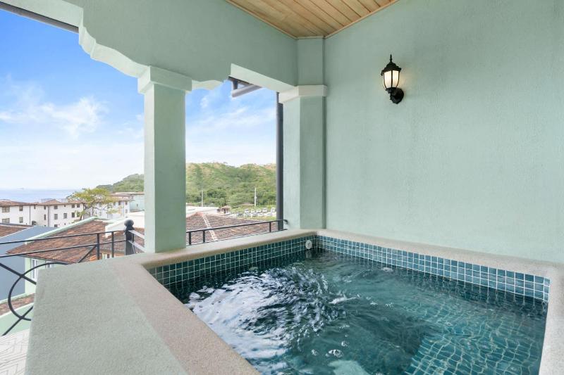 Sophisticated Modern Home with Ocean Views Gorgeous Master Suites & Private Jacuzzi - image 16