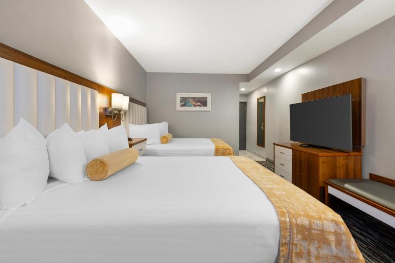 Queen Room with Two Queen Beds - Non-Smoking image 2