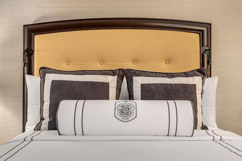 Classic Suite 2 Queen Beds image 4