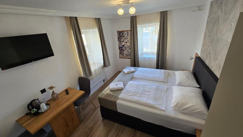 Double Room image 1