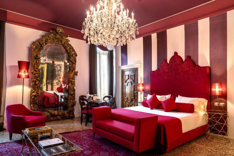 Deluxe Junior Suite with Canal View  image 1