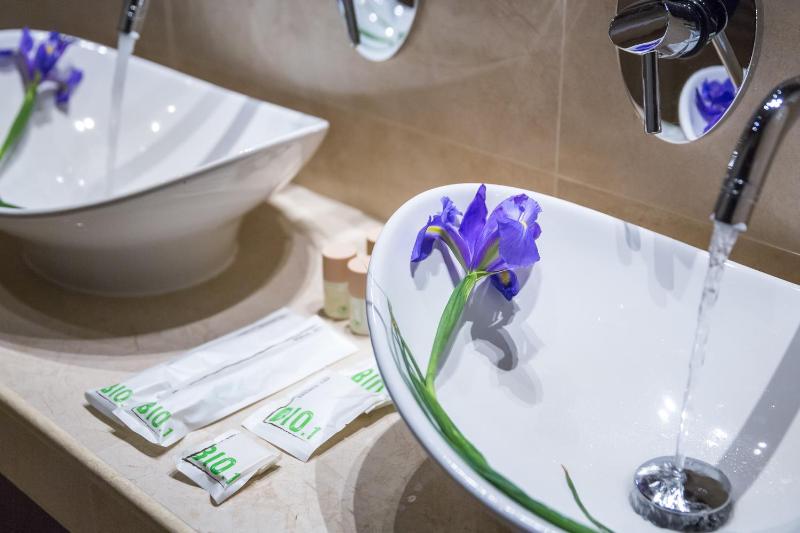 Queen Room with Spa Bath image 3