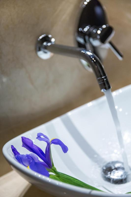 Queen Room with Spa Bath image 2