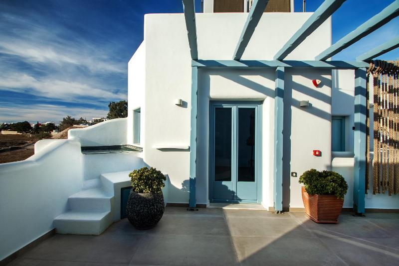 Deluxe Suite with Hot Tub & Sea View image 2