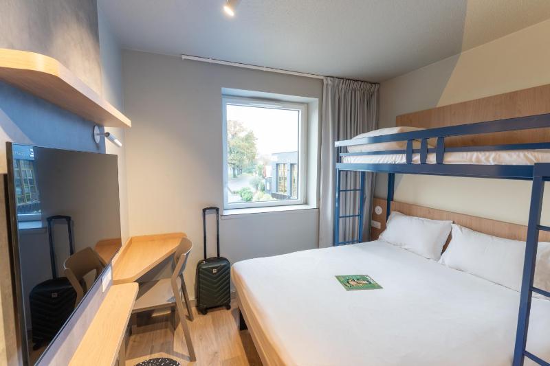 Double Room with Bunk Bed image 4