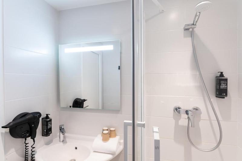 Standard Twin Room image 4