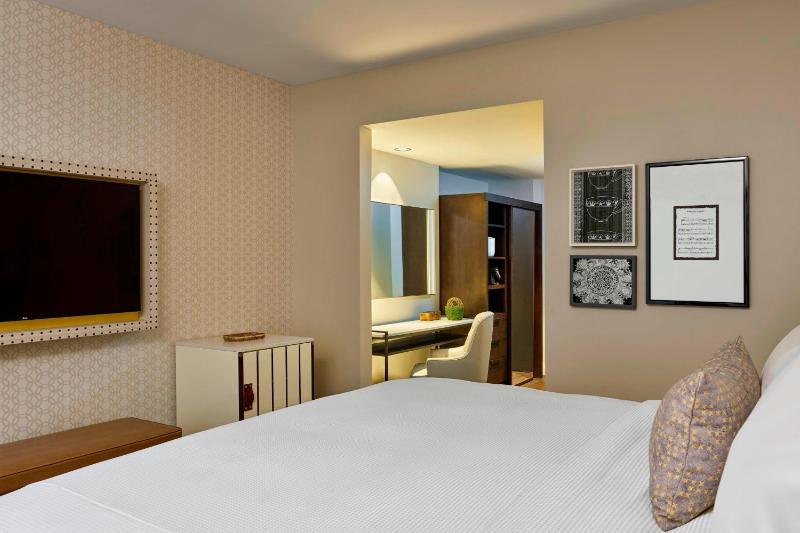 Executive, Larger Guest room, 1 King image 2
