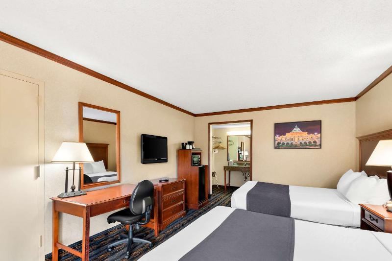 Queen Room with Two Queen Beds - Non-Smoking image 4
