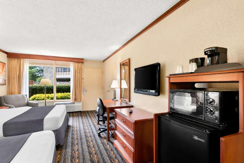 Queen Room with Two Queen Beds - Non-Smoking image 3
