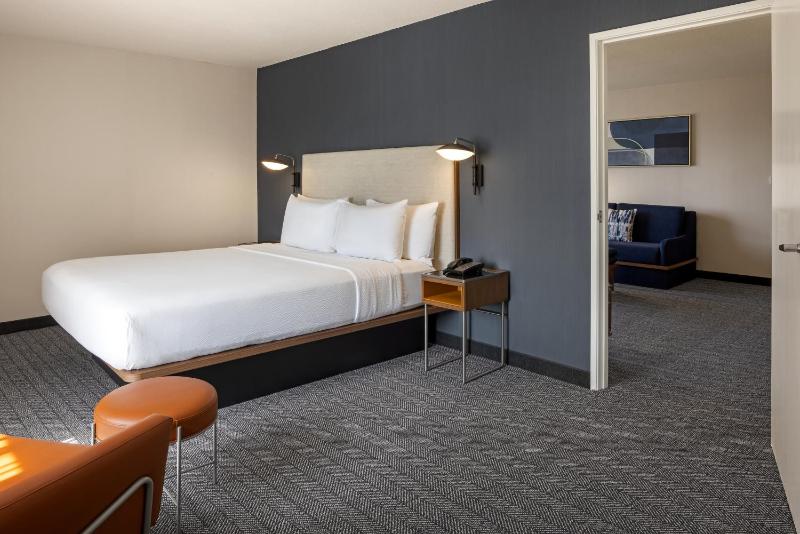 Suite, 1 King, Sofa bed image 3
