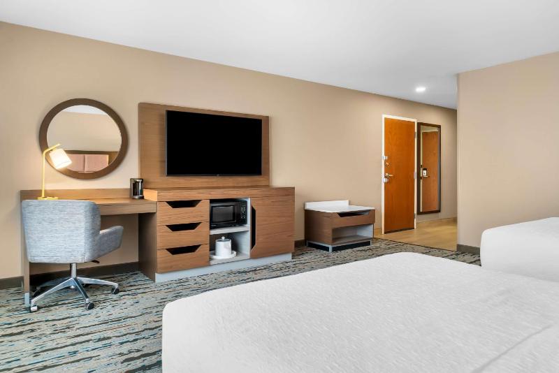 Queen Room with Two Queen Beds - Mobility and Hearing Access/Non-Smoking image 4