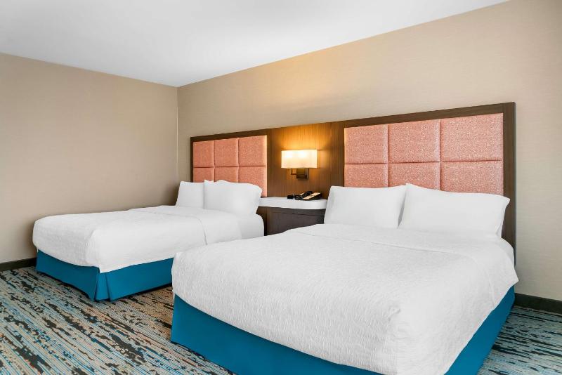 Queen Room with Two Queen Beds - Mobility and Hearing Access/Non-Smoking image 3