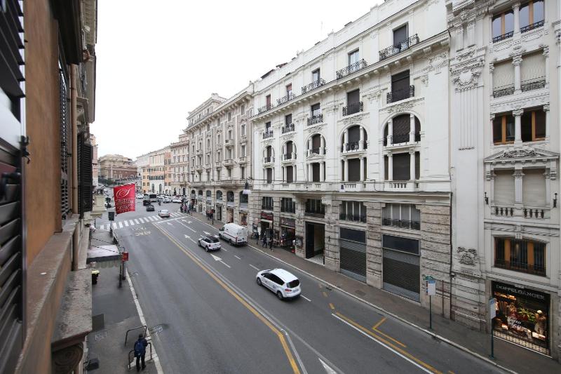 Deluxe Triple Room image 2