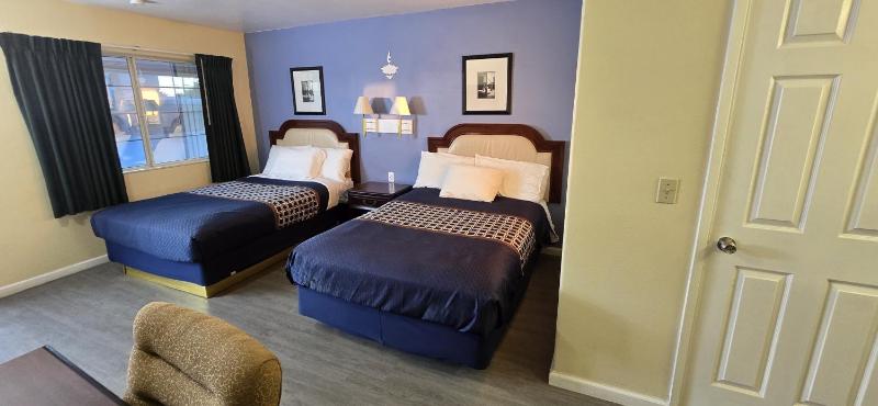 Queen Room with Two Queen Beds - Non-Smoking image 4