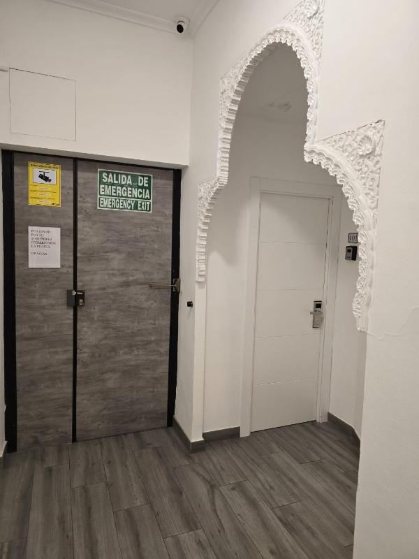 Single Room with Private Bathroom image 1