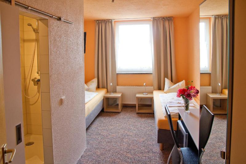 Twin Room with Shower image 2