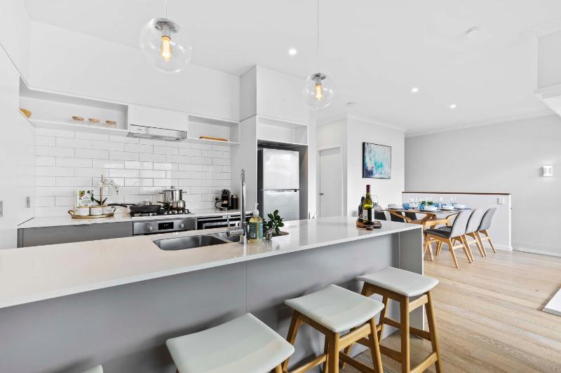 Stylish 3BR Townhouse CampHill - WiFi Parking - image 12