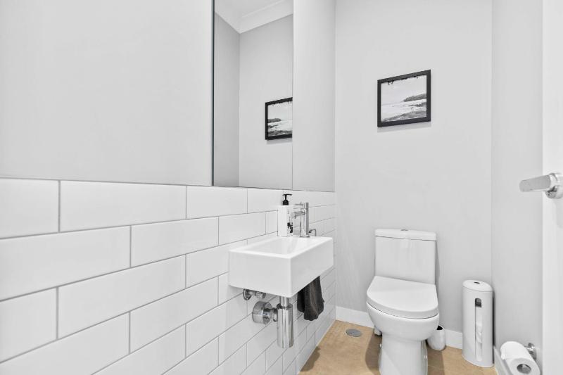 Stylish 3BR Townhouse CampHill - WiFi Parking - image 7