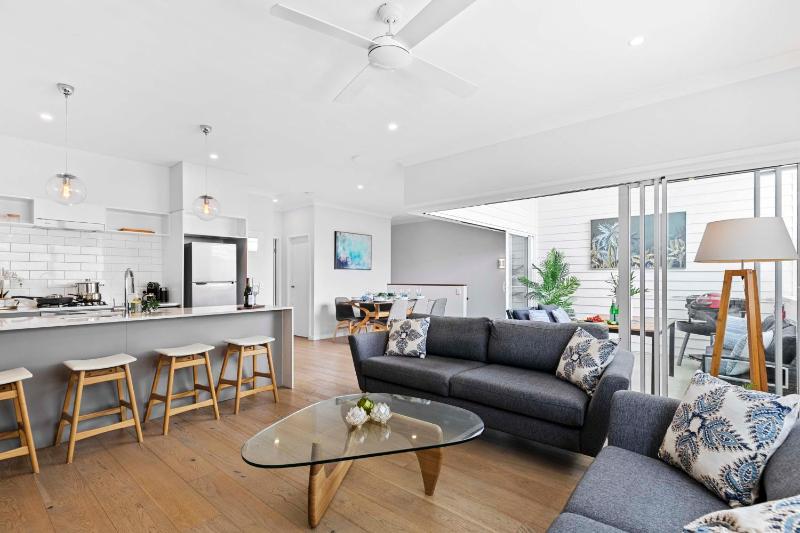 Stylish 3BR Townhouse CampHill - WiFi Parking - image 11