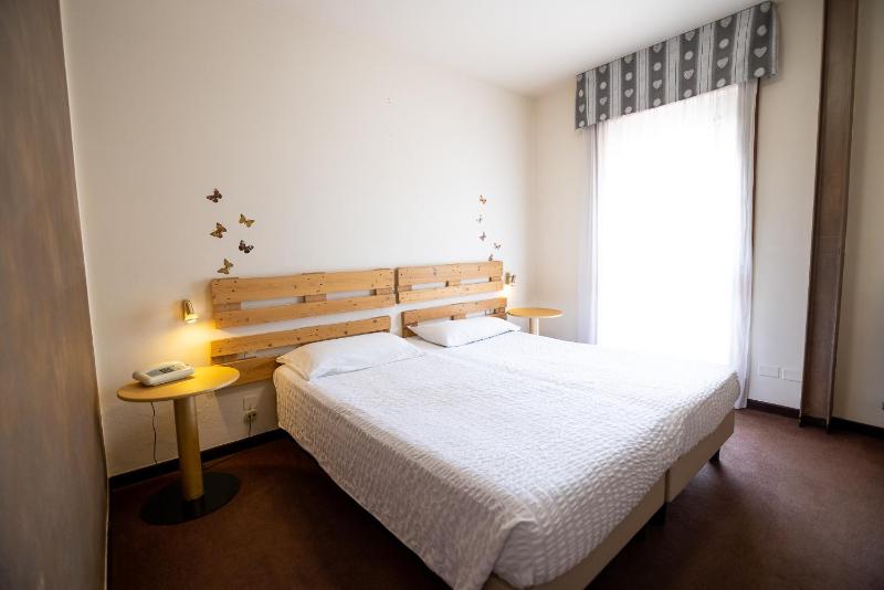 Basic Double or Twin Room image 2