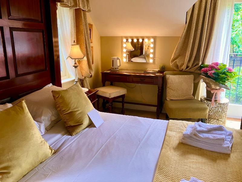 Luxury Double Room with Four Poster Bed image 3